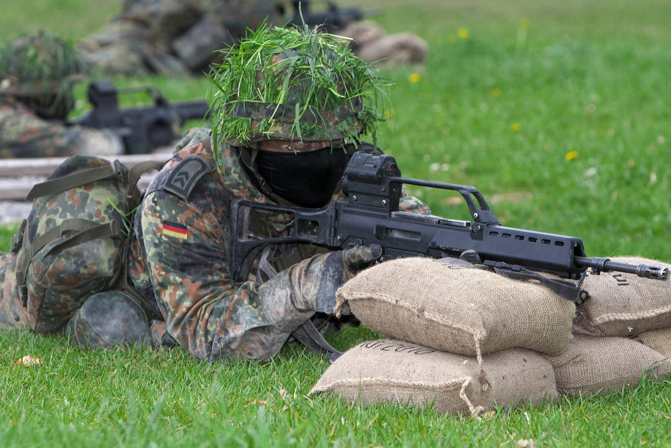 Ein Bundeswehrsoldat mit Sturmgewehr von Heckler & Koch (Symbolbild): Zwei Waffenhersteller ringen um einen Großauftrag des Bundes. Ein Bundeswehrsoldat mit Sturmgewehr von Heckler & Koch (Symbolbild): Zwei Waffenhersteller ringen um einen Großauftrag des Bundes.