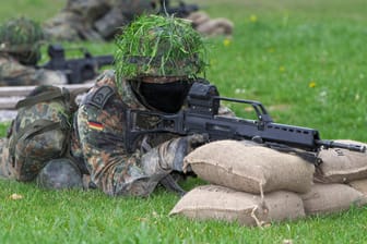 Ein Bundeswehrsoldat mit Sturmgewehr von Heckler & Koch (Symbolbild): Zwei Waffenhersteller ringen um einen Großauftrag des Bundes.