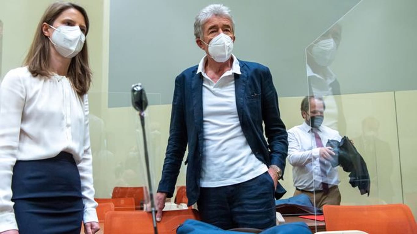Thomas Pekny (M), Chef der Komödie im Bayerischen Hof, vor Prozessbeginn: Er ist wegen sexuellen Missbrauchs angeklagt.