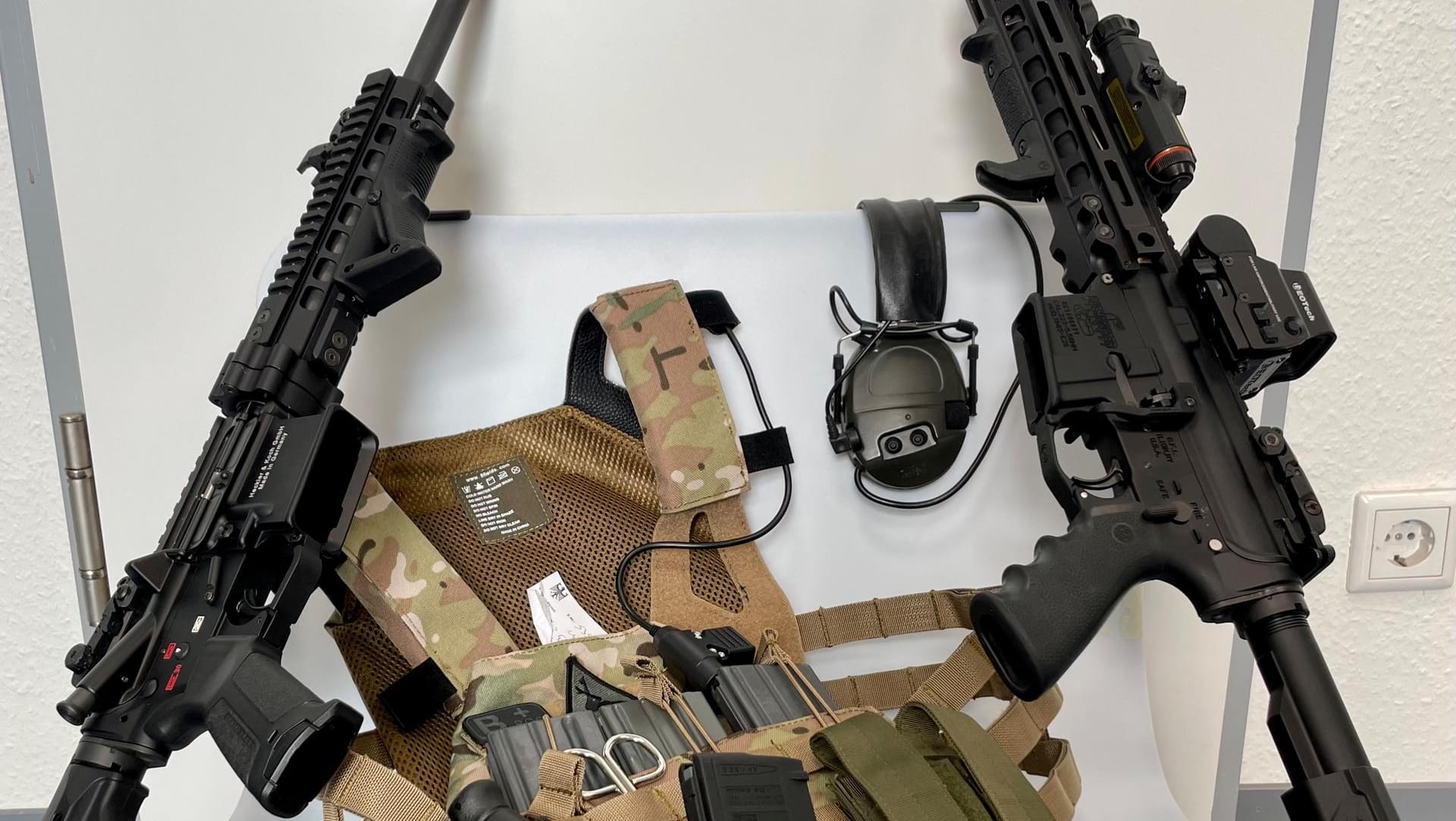 Sichergestellte Gegenstände: Die Zollfahndung hat illegale Kriegswaffen und "Ghost Guns" entdeckt. Sichergestellte Gegenstände: Die Zollfahndung hat illegale Kriegswaffen und "Ghost Guns" entdeckt.
