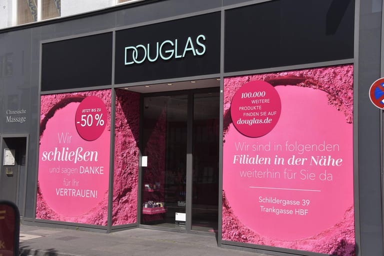 Bei Douglas steht ein Umbau ins Haus: Die Parfümeriekette setzt aufs Onlinegeschäft – und will in Deutschland rund 60 von 430 Filialen schließen.