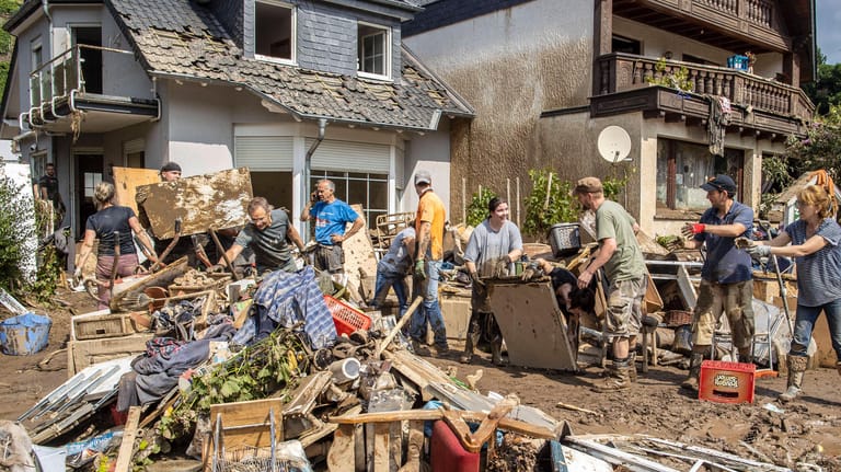 Im besonders vom Hochwasser getroffenen Landkreis Ahrweiler in Rheinland-Pfalz räumen Betroffene und Helfer die Häuser aus: Unter anderem zur Übernahme von Sanierungskosten will der Deutsche Anwaltverein nun kostenlos beraten.
