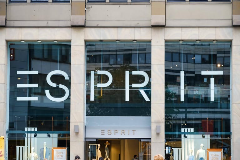 Der angeschlagene Modekonzern Esprit will rund die Hälfte seiner Geschäfte in Deutschland schließen – insgesamt rund 50 Filialen. Etwa 1100 Stellen in den Läden und der Verwaltung sollen gestrichen werden.