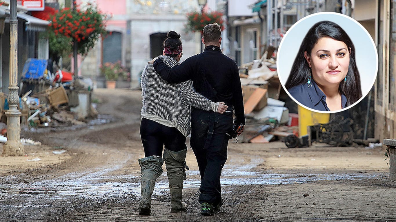 Zwei Menschen laufen Arm in Arm durch das Hochwassergebiet: Mehr als 150 Menschen starben durch die Flutkatastrophe in Deutschland.