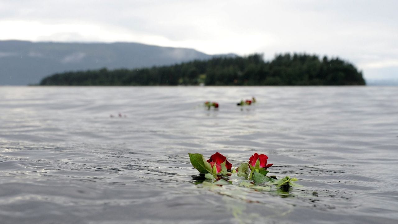 Eine Rose schwimmt im Gedenken an die Opfer des Anschlags des Massenmörders Anders Behring Breivik vor der Insel Utøya im Wasser.