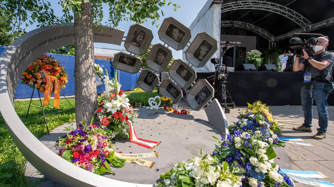 Ein Kameramann filmt vor Beginn der Gedenkveranstaltung zum fünften Jahrestag des Anschlags am Olympia-Einkaufszentrum OEZ: Die Gedenkveranstaltung mit interreligiösem Gebet und Schweigeminute findet im Beisein der Familien der Opfer statt.