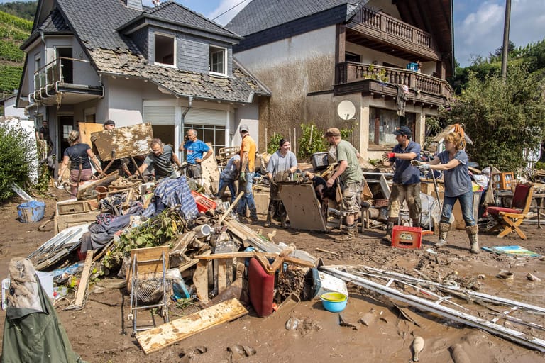 Freiwillige helfen bei den Aufräumarbeiten in Mayschoss in der Verbandsgemeindet Altenahr: Tagelang war der Ort von Hilfe abgeschnitten, seit Sonntag ist auch die Bundeswehr im Ort.