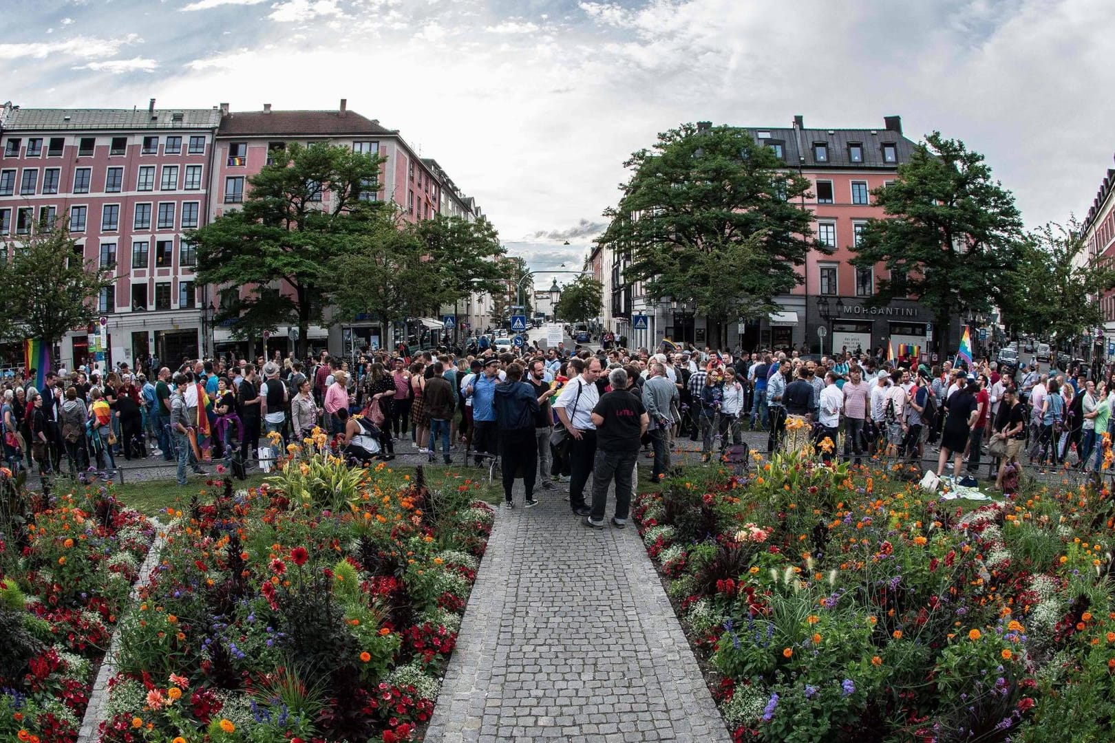 Gedränge auf dem Gärtnerplatz (Archivbild): An Party-Hotspots versammeln sich in München oft Tausende Menschen.