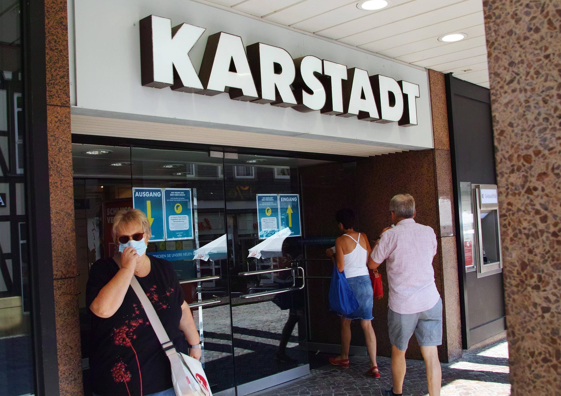 Erst das Insolvenzverfahren mit rund 40 Filialschließungen, dann Hunderte Millionen vom Staat: Galeria Karstadt Kaufhof steckt in der Dauerkrise. Und offenbar reicht das erste Darlehen nicht – es drohen neue Einsparungen.