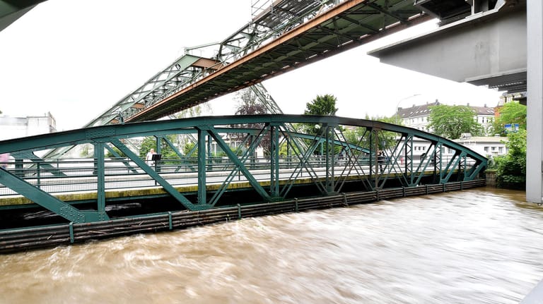 Blick auf die überflutete Station der Schwebebahn in der Pestalozzistraße über der Wupper am 15. Juli 2021: Nach dem Unwetter mit sintflutartigen Regenfällen hat Wuppertal eine Bilanz zur Warnung der Bürger gezogen.