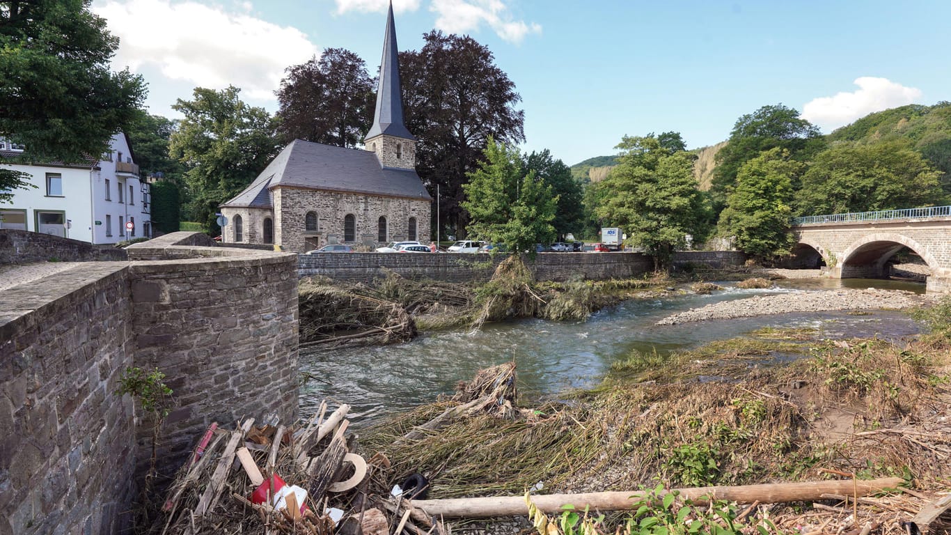 Ev. Kirche in Dahl am Fluss Volme: Das Hochwasser hat in der Stadt viele Schäden angerichtet.