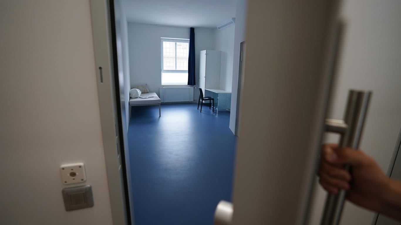 Blick in ein Haftzimmer der Einrichtung: 60 Plätze stehen in der Abschiebehaftanstalt für abgelehnte Asylbewerber dort zur Verfügung.