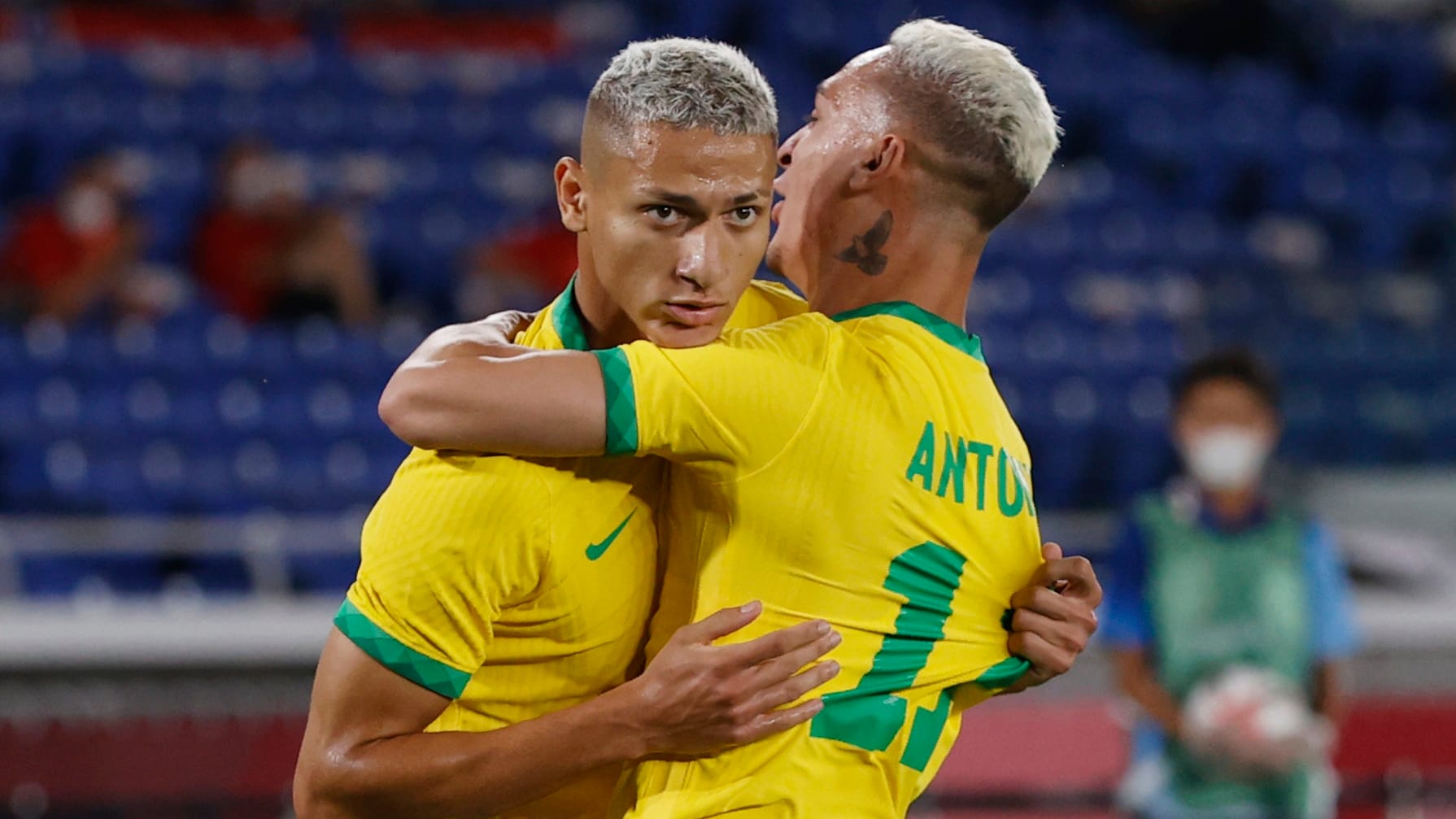 Deutschland zerlegt: Brasiliens Bester Richarlison (l.) feiert mit Mitspieler Antony.