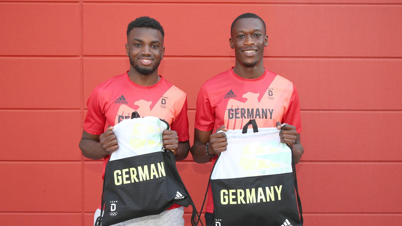 Lucas Ansah-Preprah (l.) und Owen Ansah posieren im deutschen OIympia-Dress: Die beiden sind Vereinskollegen beim Hamburger SV.