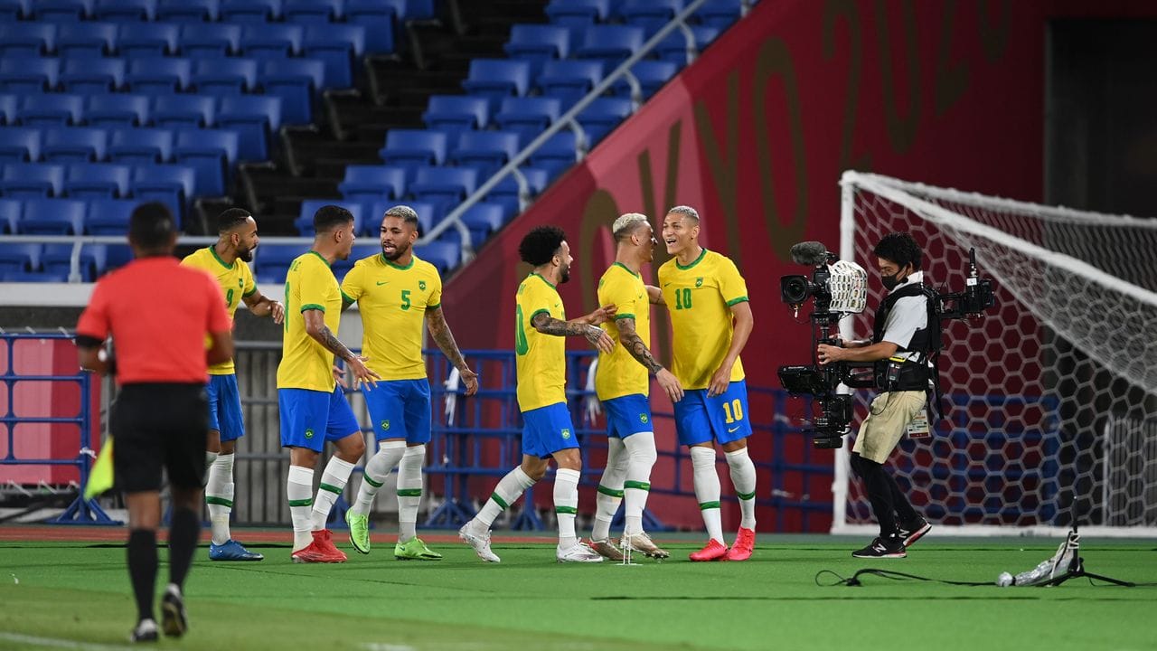 Die Brasilianer bejubeln die frühe Führung durch Richarlison (r).
