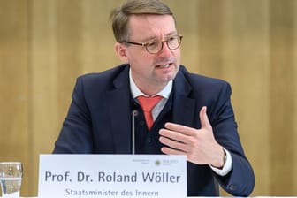 Roland Wöller gestikuliert