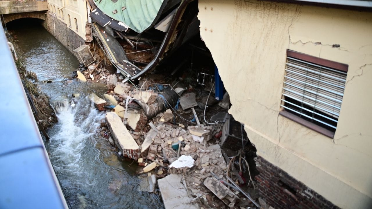 Eine ganze Hausfassade wurde durch die Fluten des Nahmerbach in Hagen herausgespült.