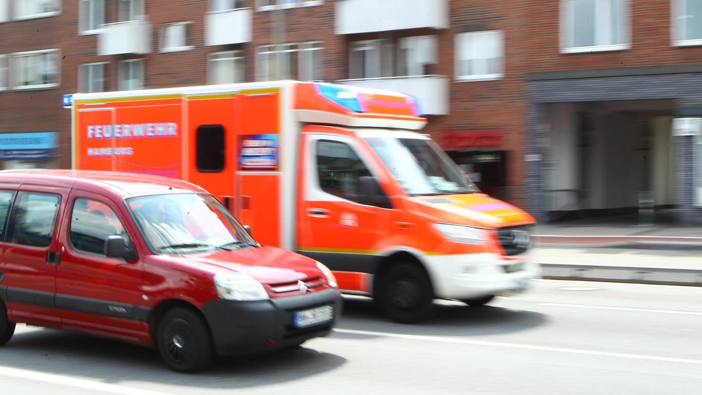 Ein Rettungswagen der Feuerwehr Hamburg im Einsatz (Symbolbild): In St. Georg mussten Einsatzkräfte ein Hotel räumen.
