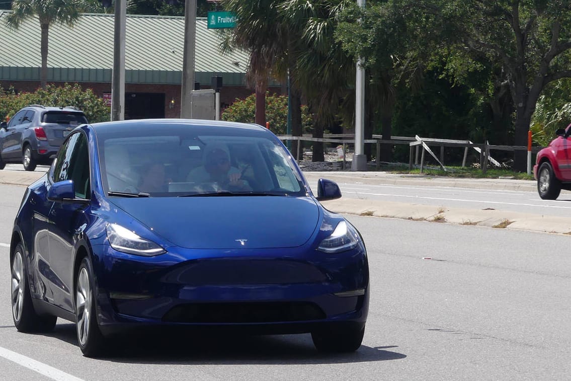 Fahrt im Tesla: Eine neue Software soll sie erleichtern. Genau davor warnen nun Experten.