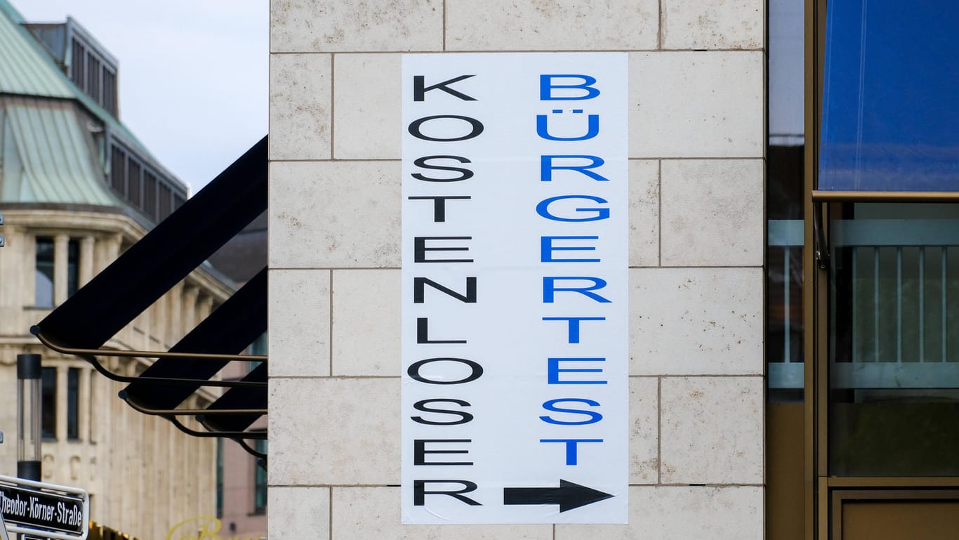 Der Weg zu einem kostenlosen Bürgertest ist in Düsseldorf an einer Hauswand ausgeschildert (Symbolbild): In Düsseldorf ist die Corona-Inzidenz hoch.