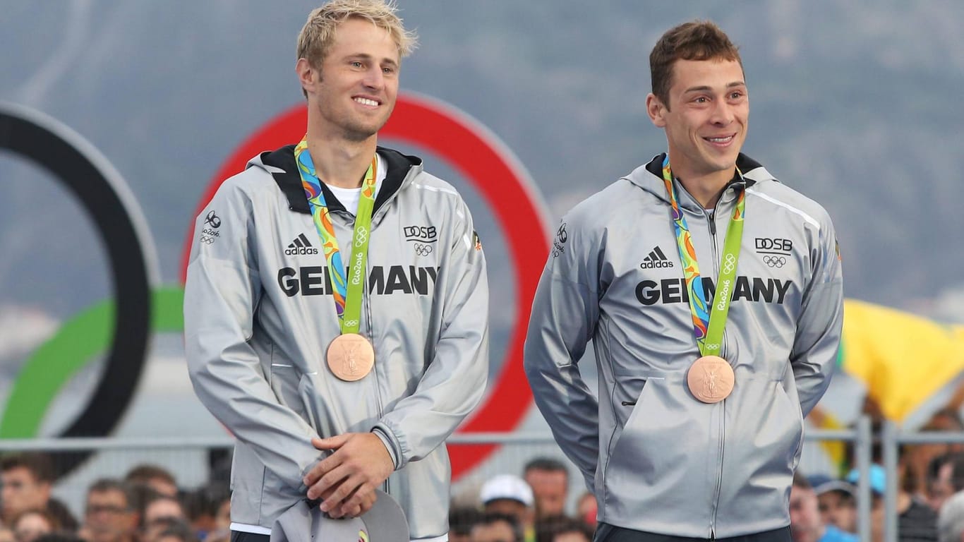 Erik Heil (l.) und Thomas Plößel bei der Siegerehrung in Rio 2016: Bei den Wettbewerben in der Sagami-Bucht soll nun wieder eine Medaille her.