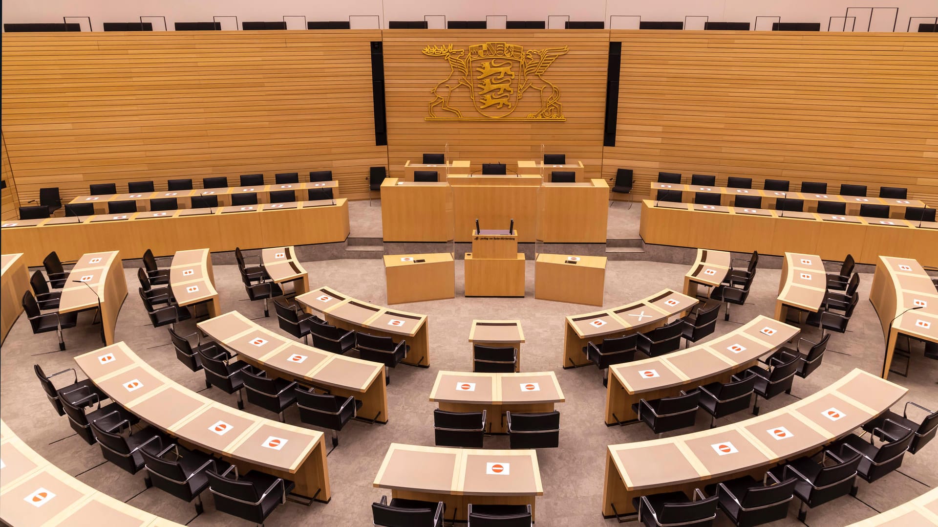 Leerer Plenarsaal im Landtag von Baden-Württemberg: Die Abgeordneten haben einen AfD-Mann in den Verfassungsgerichtshof gewählt. (Symbolfoto) Leerer Plenarsaal im Landtag von Baden-Württemberg: Die Abgeordneten haben einen AfD-Mann in den Verfassungsgerichtshof gewählt. (Symbolfoto)