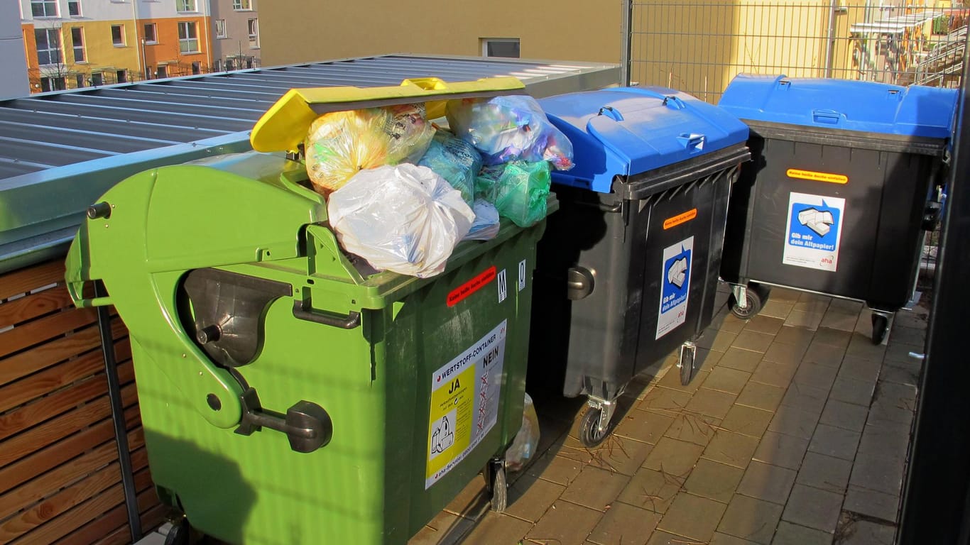 Volle Mülltonnen in Hannover (Symbolbild): Laut einer neuen Untersuchung hapert es bei den Hannoveranern an der Müllsortierung.