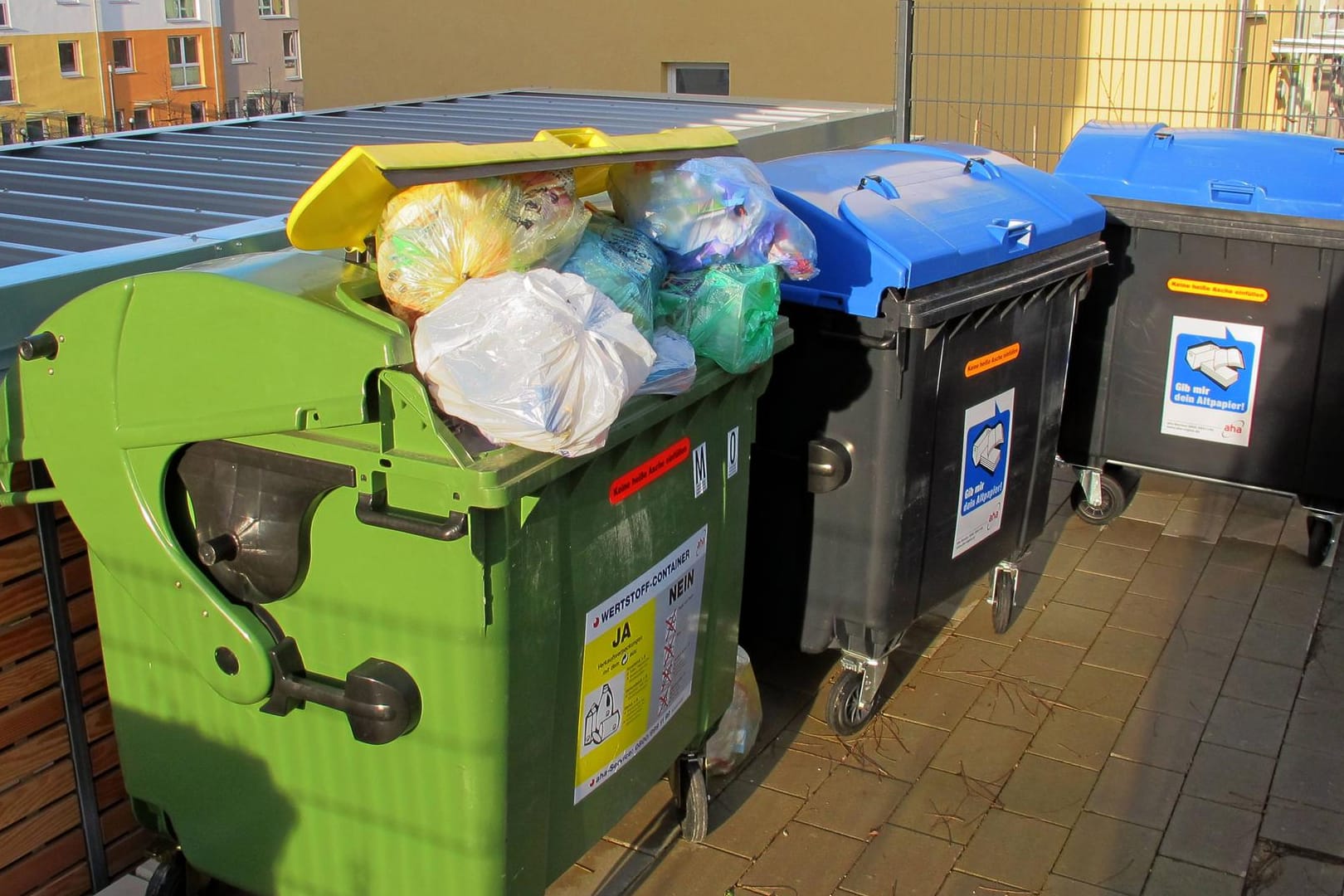 Volle Mülltonnen in Hannover (Symbolbild): Laut einer neuen Untersuchung hapert es bei den Hannoveranern an der Müllsortierung.