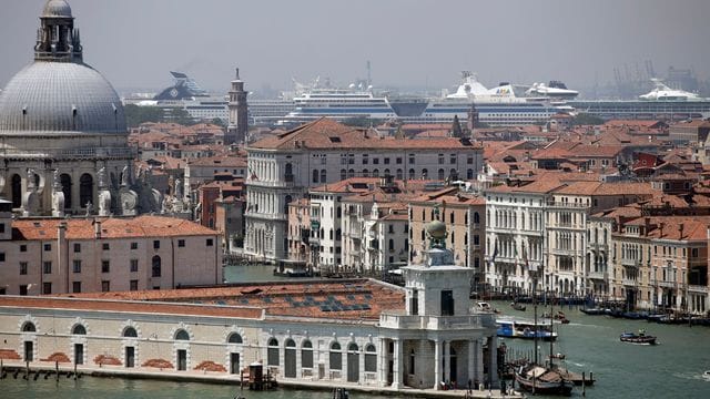 Venedig kommt nicht auf die Liste der gefährdeten Kultur- und Naturstätten. Venedig kommt nicht auf die Liste der gefährdeten Kultur- und Naturstätten.