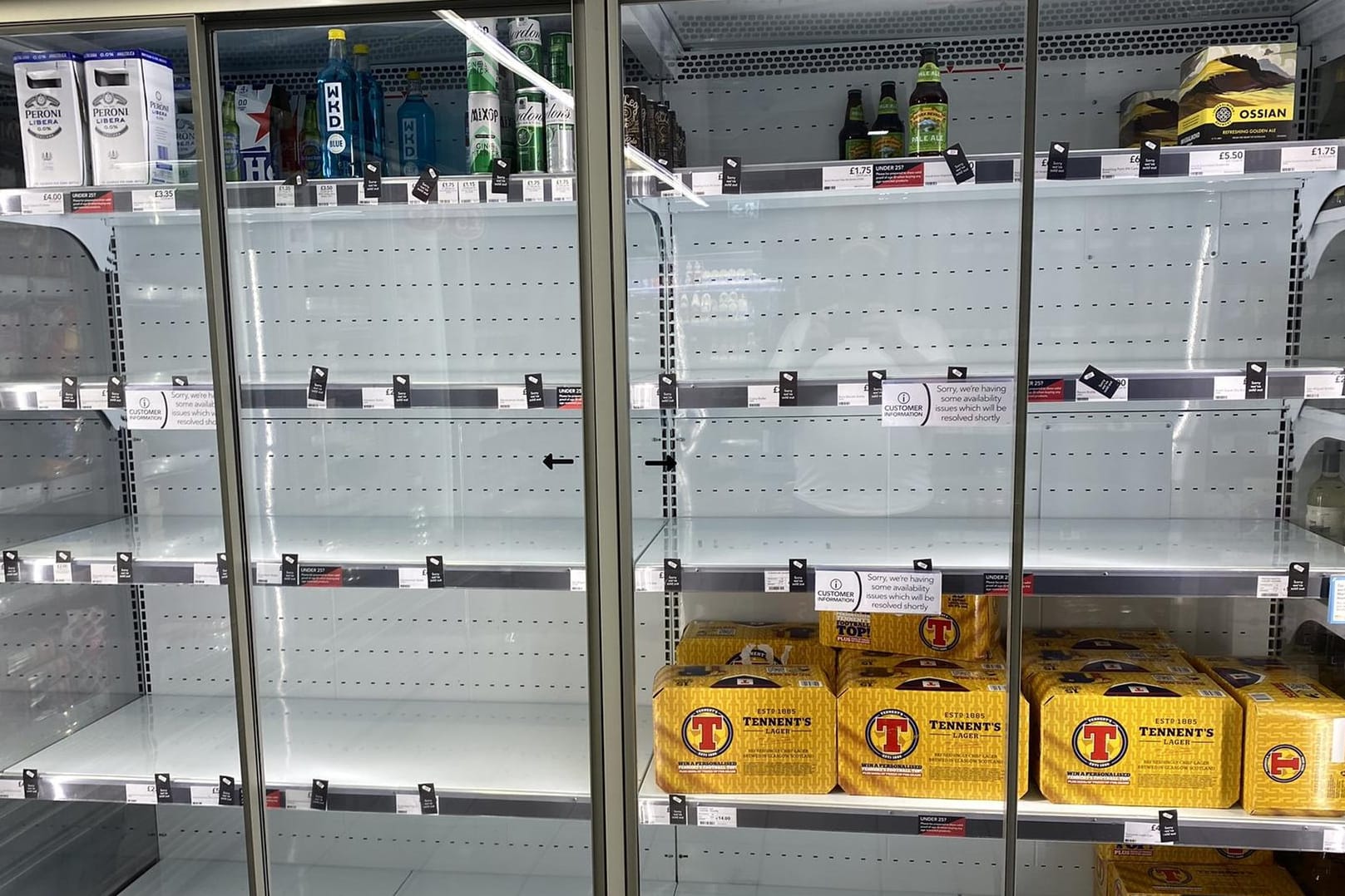Gähnende Leere: Bisher war der Grund für ein maues Angebot in der Pandemie der fehlende Nachschub. Nun führt in England auch Personalmangel zu leeren Regalen. Gähnende Leere: Bisher war der Grund für ein maues Angebot in der Pandemie der fehlende Nachschub. Nun führt in England auch Personalmangel zu leeren Regalen.