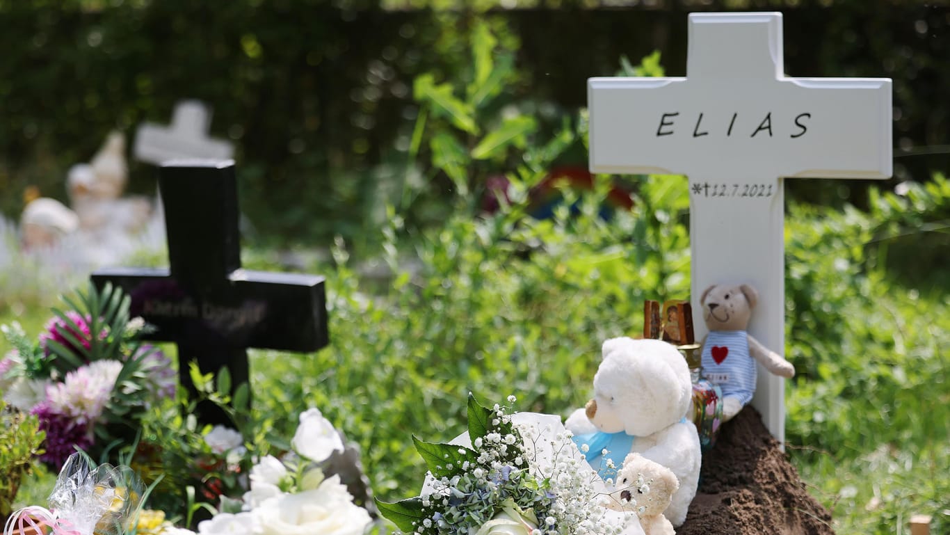 Ein Kreuz mit dem Namen Elias steht an einem Grab auf dem Nordfriedhof: Das Baby, das in der vergangenen Woche tot vor einer Babyklappe in Köln abgelegt wurde, ist beerdigt worden.