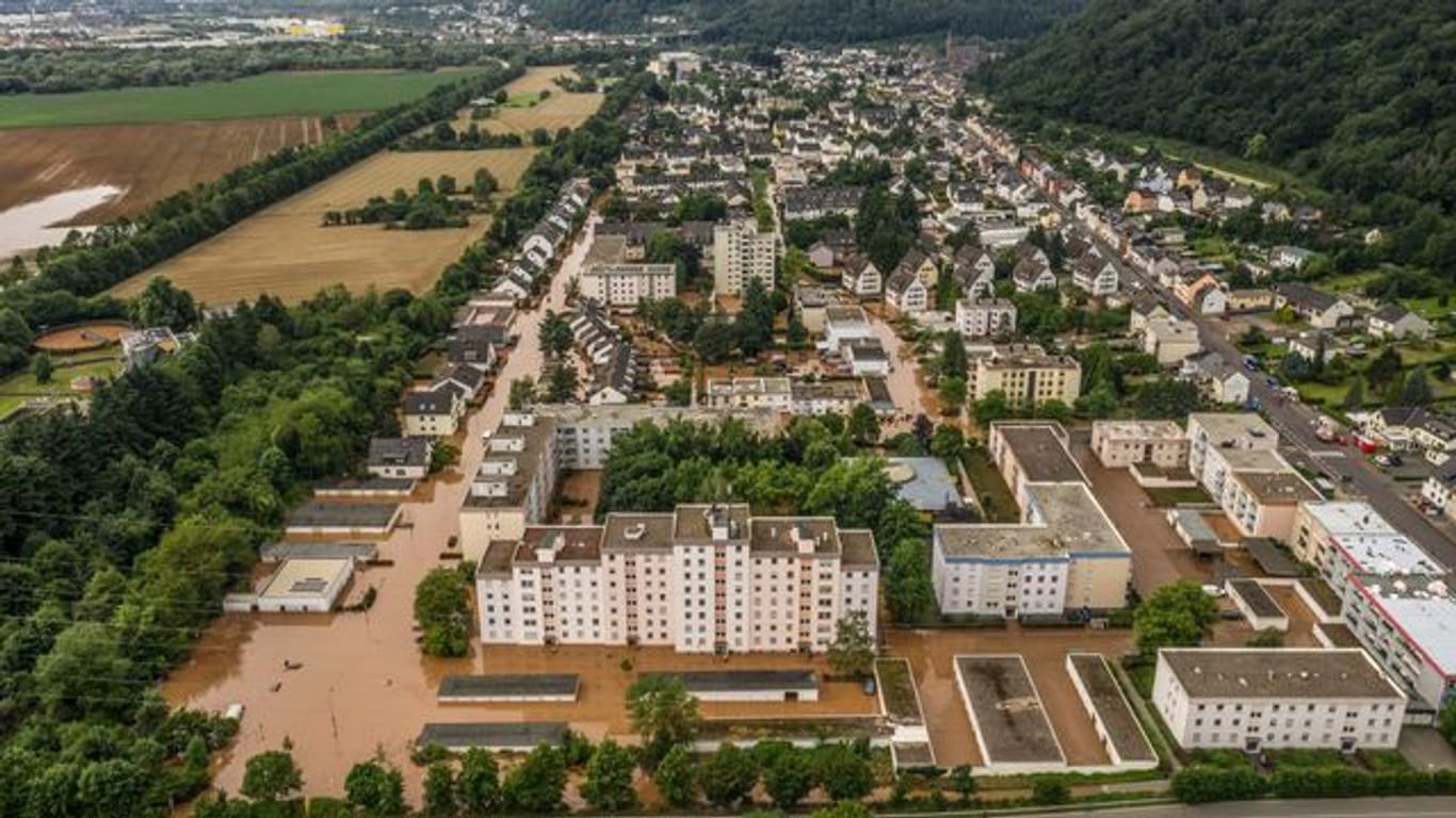 Blick über einen überschwemmten Ortsbezirk der Stadt Trier