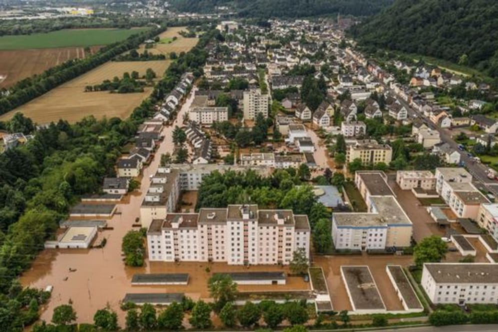 Blick über einen überschwemmten Ortsbezirk der Stadt Trier