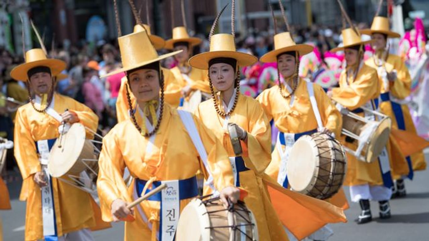 Eine Musikgruppe nimmt am Umzug zum Karneval der Kulturen teil