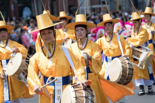 Eine Musikgruppe nimmt am Umzug zum Karneval der Kulturen teil