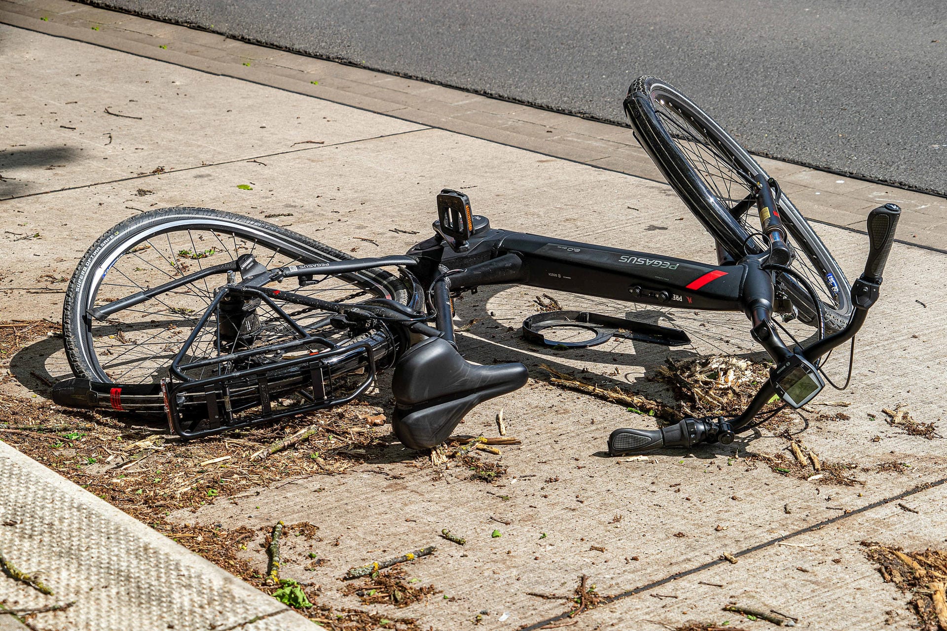 Ein Pedelec liegt an einer Straße (Symbolbild): Bei einem Unfall in Essen ist ein 66-Jähriger schwer verletzt worden.