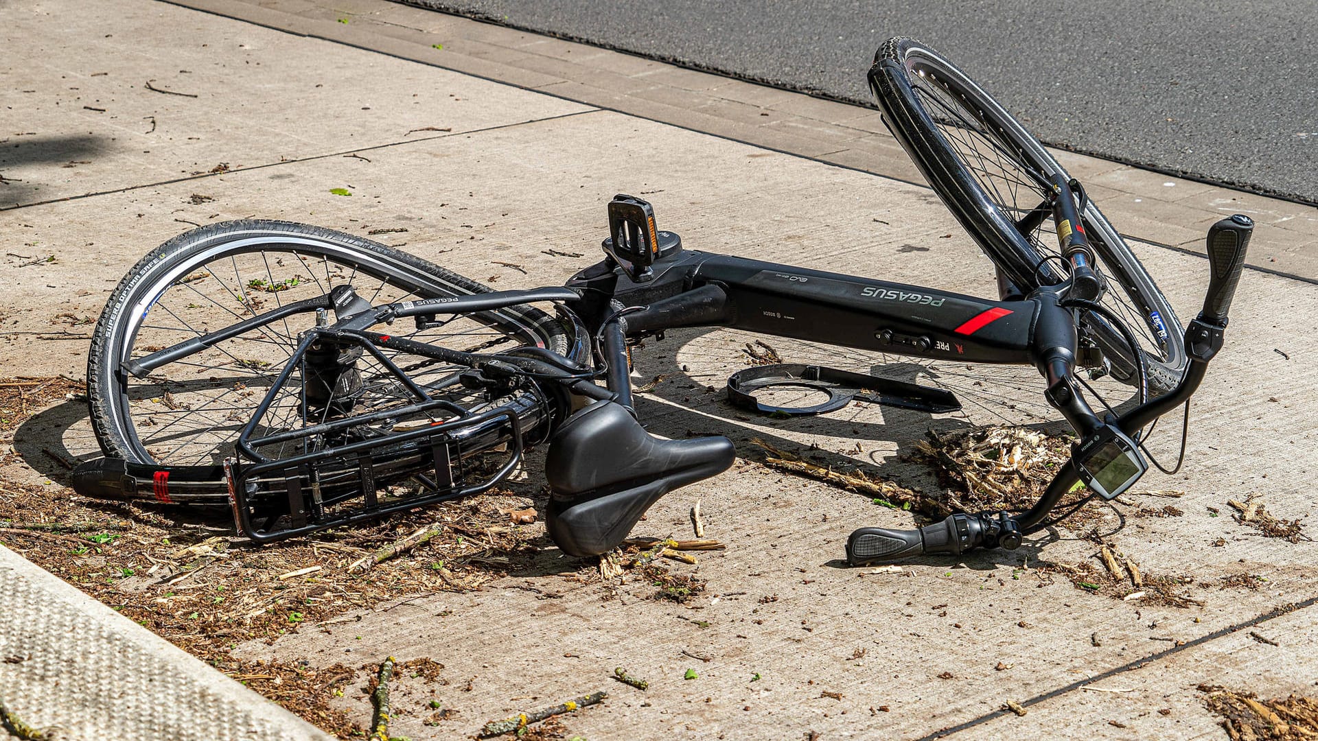 Ein Pedelec liegt an einer Straße (Symbolbild): Bei einem Unfall in Essen ist ein 66-Jähriger schwer verletzt worden.