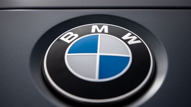 Logo des Autobauers BMW auf einem seiner Fahrzeuge
