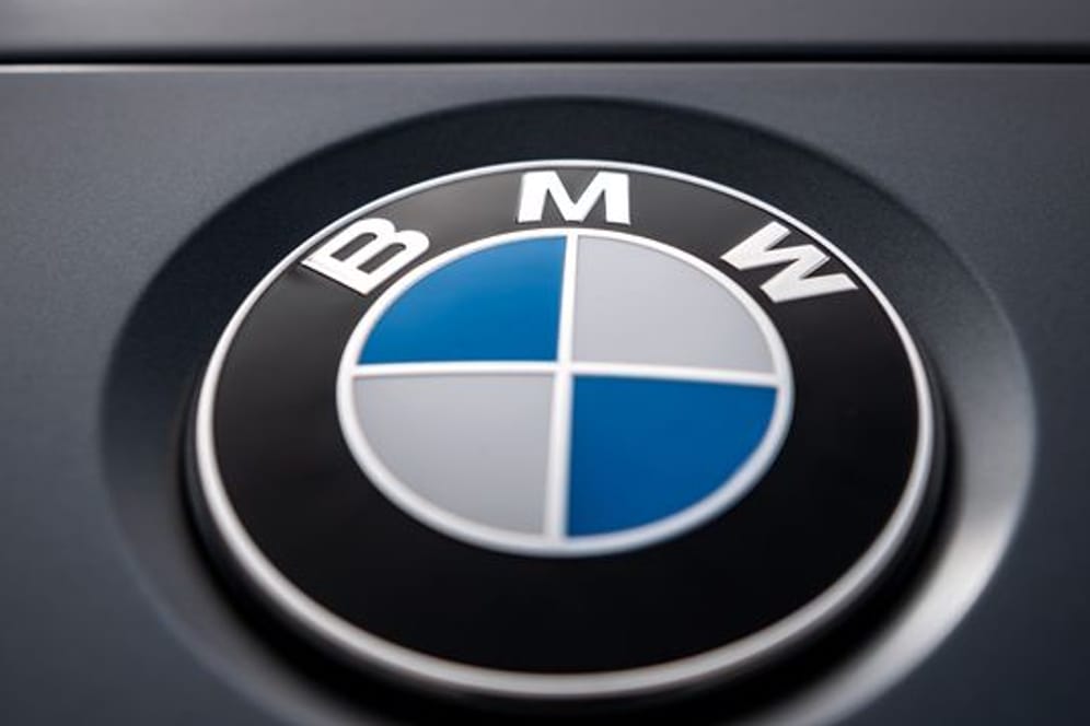 Logo des Autobauers BMW auf einem seiner Fahrzeuge