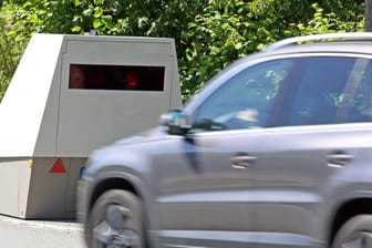 Ein Auto fährt an einem Blitzer vorbei (Symbolbild): Eine Stuttgarter Firma hat mehrere Strafzettel bekommen.