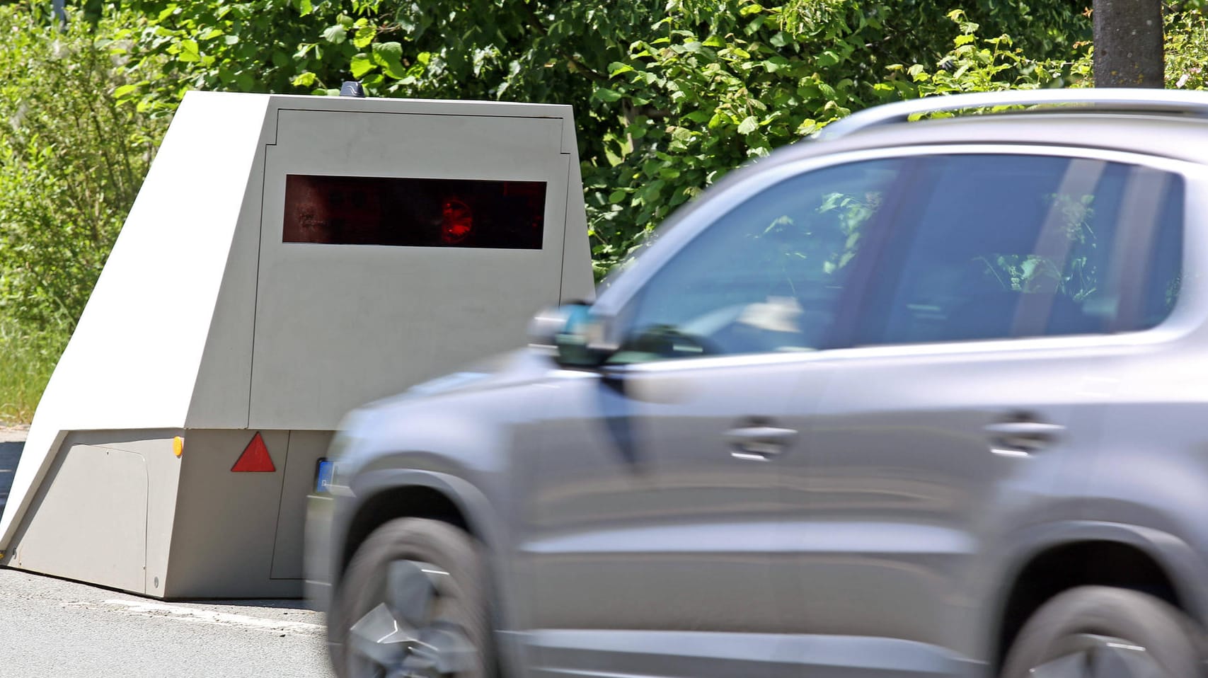 Ein Auto fährt an einem Blitzer vorbei (Symbolbild): Eine Stuttgarter Firma hat mehrere Strafzettel bekommen. Ein Auto fährt an einem Blitzer vorbei (Symbolbild): Eine Stuttgarter Firma hat mehrere Strafzettel bekommen.