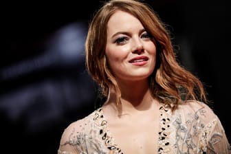 Emma Stone: Die Schauspielerin ist mit 32 Jahren erstmals Mutter geworden.