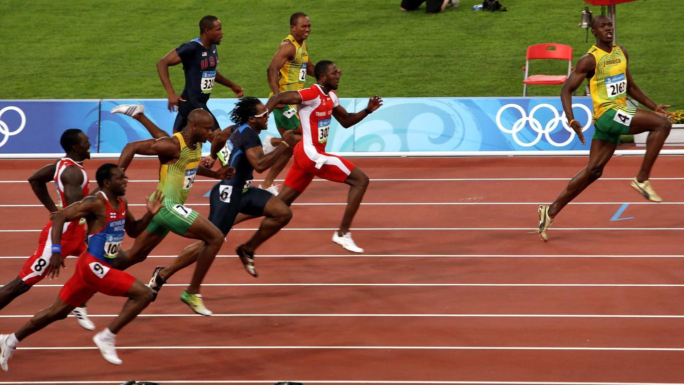 Usain Bolt gewinnt das 100-Meter-Rennen in Peking mit riesigem Vorsprung.