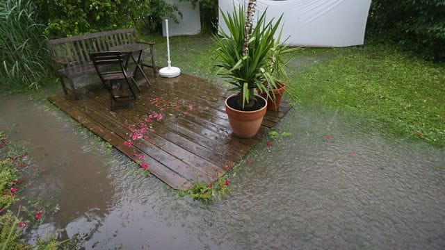 Große Regenmengen wühlen den Gartenboden auf - und anschließend trocknet er zu einer harten Masse.