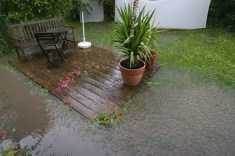 Große Regenmengen wühlen den Gartenboden auf - und anschließend trocknet er zu einer harten Masse.