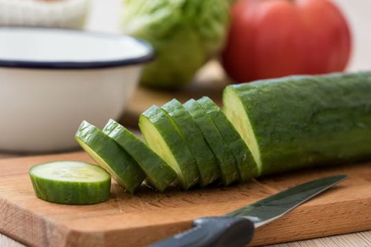 Gurke: Damit sie schmeckt wie frisch geerntet, sollte man sie nicht zu kühl lagern.