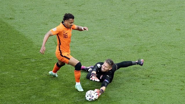 Niederländers Donyell Malen kämpft um den Ball