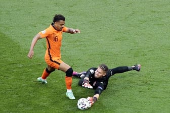 Niederländers Donyell Malen kämpft um den Ball