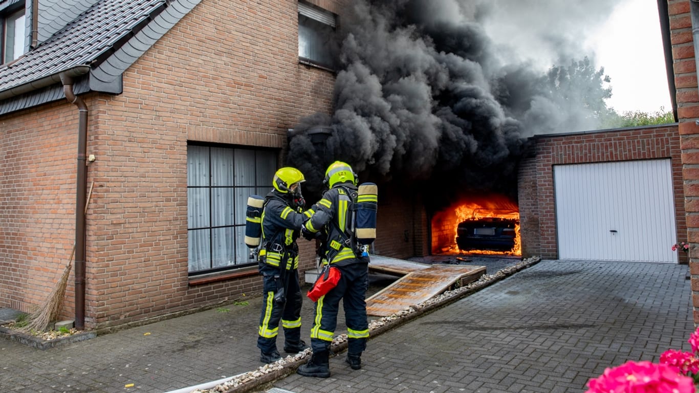 Brand in Neuss: Feuerwehrleute löschten in Elvekum eine brennende Garage.