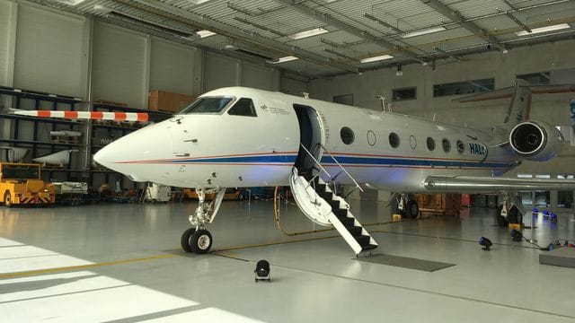 Das Forschungsflugzeug "HALO" steht in einem Hangar Das Forschungsflugzeug "HALO" steht in einem Hangar